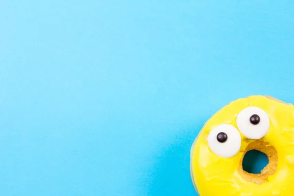 Gözleri mavi zemin üzerine sarı yuvarlak çörek. Düz yatıyordu, en iyi görünümü.