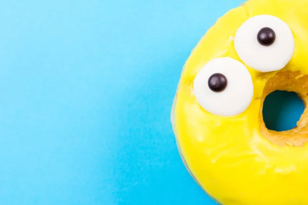 Gözleri mavi zemin üzerine sarı yuvarlak çörek. Düz yatıyordu, en iyi görünümü.