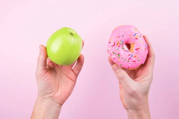 Elma ve çörek arasında sağlıklı yaşam tarzı kavram olarak seçerek eller