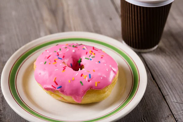 Frischer Donut und Kaffee zum Mitnehmen, Holzhintergrund mit Kopierraum — Stockfoto