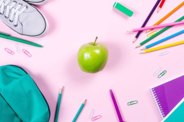 Boşaltmak ile pembe arka plan üzerinde okul Kırtasiye
