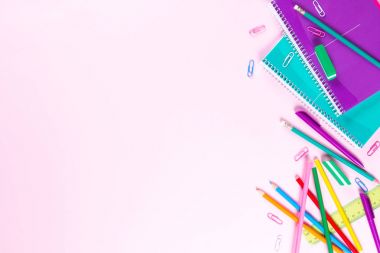 Boşaltmak ile pembe arka plan üzerinde okul Kırtasiye