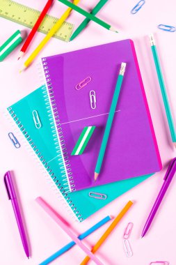 Boşaltmak ile pembe arka plan üzerinde okul Kırtasiye