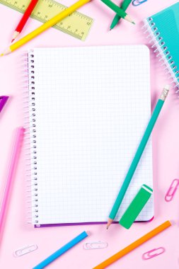 Boşaltmak ile pembe arka plan üzerinde okul Kırtasiye