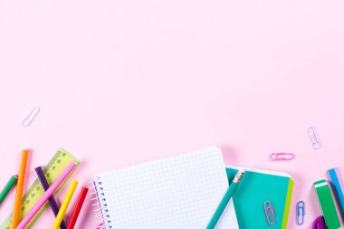 Boşaltmak ile pembe arka plan üzerinde okul Kırtasiye