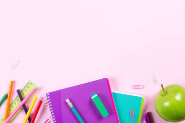 Boşaltmak ile pembe arka plan üzerinde okul Kırtasiye