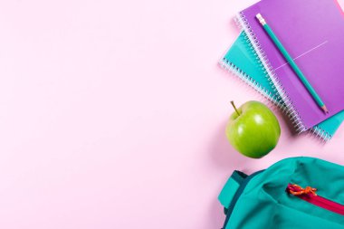 Boşaltmak ile pembe arka plan üzerinde okul Kırtasiye