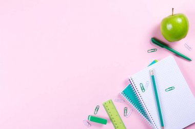 Boşaltmak ile pembe arka plan üzerinde okul Kırtasiye