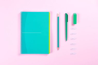 düz lay çeşitli okul malzemeleri renkli yüzeyi ile