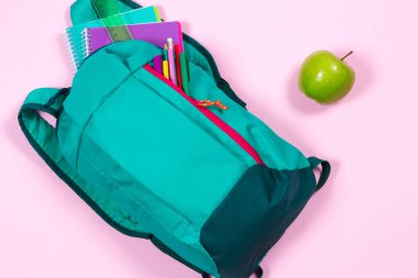 Okul Kırtasiye ile pembe arka plan sırt çantası