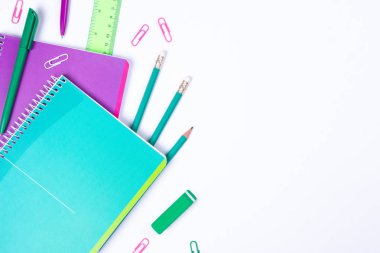 Okul Kırtasiye boşaltmak beyaz zemin üzerine