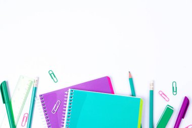 Okul Kırtasiye boşaltmak beyaz zemin üzerine