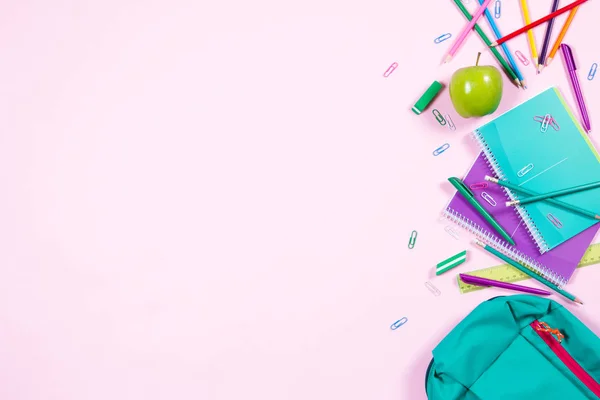 Boşaltmak ile pembe arka plan üzerinde okul Kırtasiye