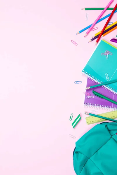 Boşaltmak ile pembe arka plan üzerinde okul Kırtasiye