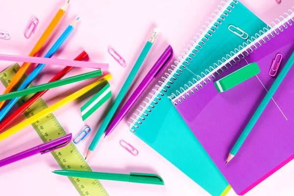 Schulschreibwaren auf rosa Hintergrund mit Copyspace — Stockfoto