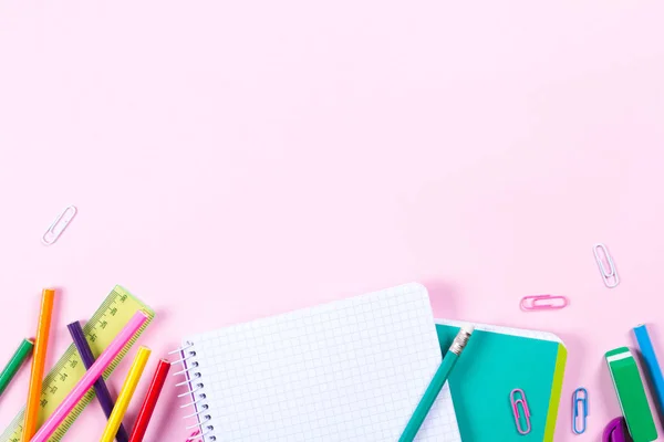 Boşaltmak ile pembe arka plan üzerinde okul Kırtasiye