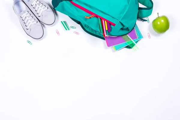 Mochila con papelería escolar sobre fondo blanco — Foto de Stock