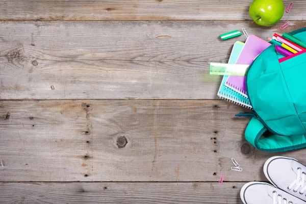 Okul Kırtasiye ile ahşap arka plan üzerinde sırt çantası