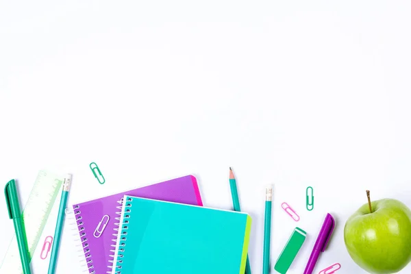 Okul Kırtasiye boşaltmak beyaz zemin üzerine