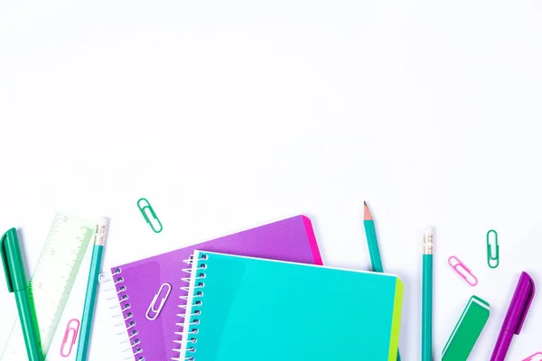 Okul Kırtasiye boşaltmak beyaz zemin üzerine