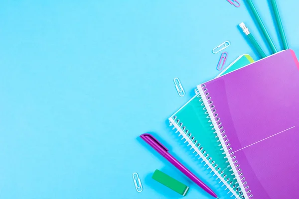 Okul Kırtasiye boşaltmak mavi zemin üzerine