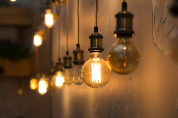Vintage style light bulbs in interior of restaurant — Stock Photo, Image