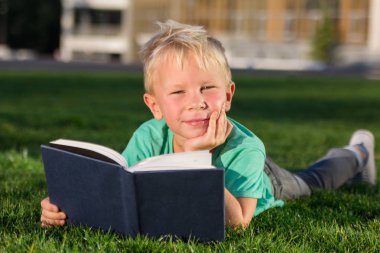 Kitap ve bir sırt çantası ile sevimli okul çocuğu