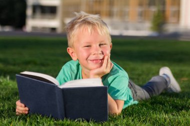 Kitap ve bir sırt çantası ile sevimli okul çocuğu