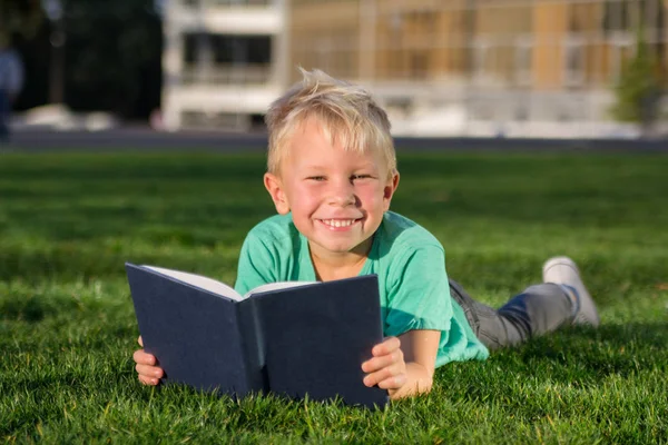 Kitap ve bir sırt çantası ile sevimli okul çocuğu