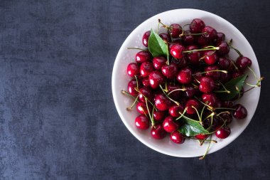 Beyaz plaka üzerinde taze kırmızı Olgun Kiraz