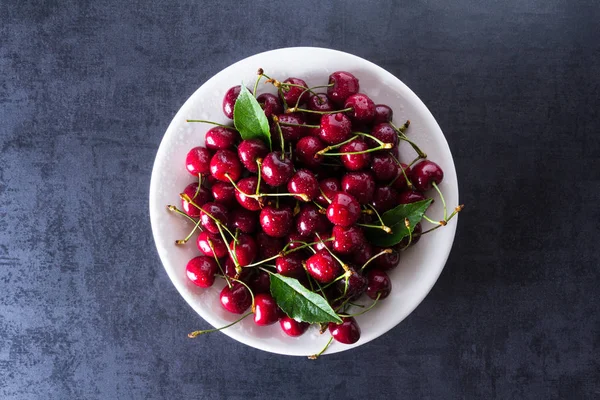 Ciliegie mature rosse fresche su piatto bianco — Foto Stock