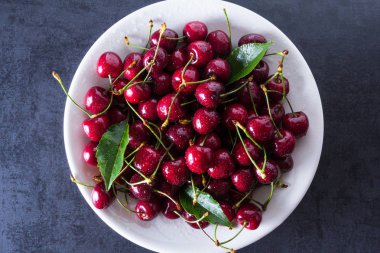 Beyaz plaka üzerinde taze kırmızı Olgun Kiraz