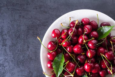 Beyaz plaka üzerinde taze kırmızı Olgun Kiraz