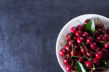 Beyaz plaka üzerinde taze kırmızı Olgun Kiraz