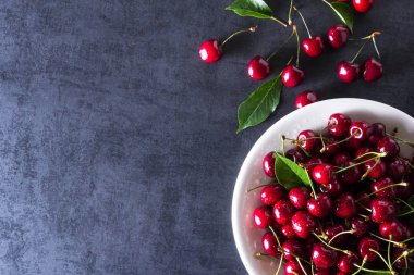 Beyaz plaka üzerinde taze kırmızı Olgun Kiraz