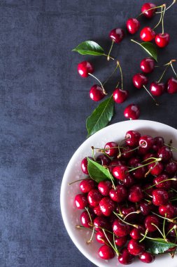 Beyaz plaka üzerinde taze kırmızı Olgun Kiraz