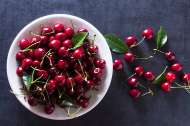 Beyaz plaka üzerinde taze kırmızı Olgun Kiraz