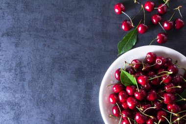 Beyaz plaka üzerinde taze kırmızı Olgun Kiraz