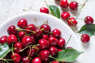 Beyaz plaka üzerinde taze kırmızı Olgun Kiraz