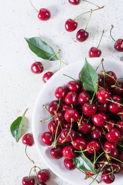 Beyaz plaka üzerinde taze kırmızı Olgun Kiraz