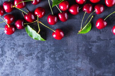 Koyu gri tablo taze kırmızı Olgun Kiraz