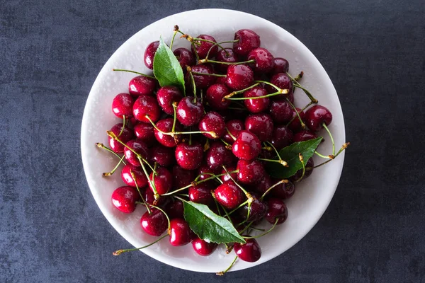 Ciliegie mature rosse fresche su piatto bianco — Foto Stock