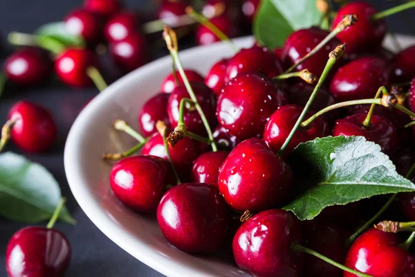 Ciliegie mature rosse fresche su piatto bianco — Foto Stock