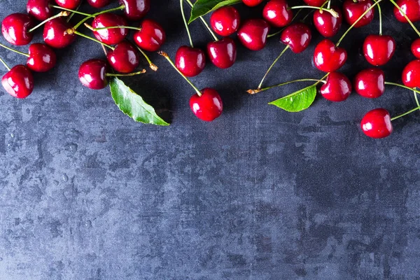 Čerstvé červené zralé třešně na tmavě šedá tabulka — Stock fotografie