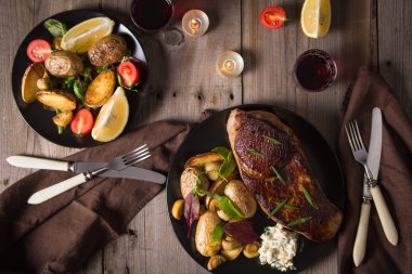 Biftek ve yanında fırında patates ve mantar tabağı.