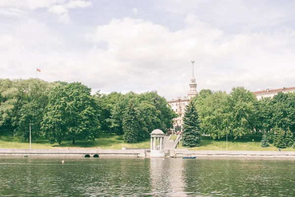 Panoramisch uitzicht op de waterkant Panorama van de Victory Square — Stockfoto