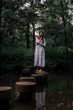 Slav görünümü güzel iki genç kız portresi