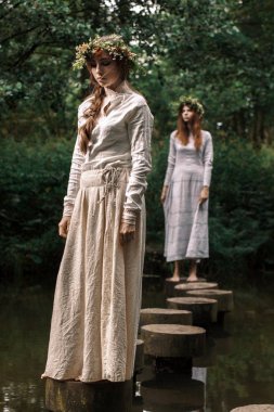 Slav görünümü güzel iki genç kız portresi