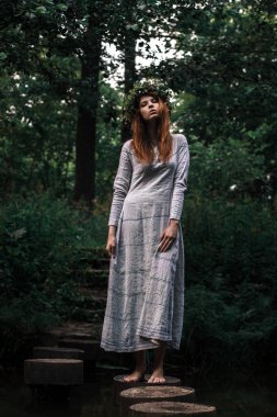 Slav bir görünüme sahip güzel bir genç kız portresi