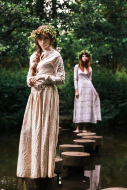 Slav görünümü güzel iki genç kız portresi